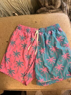 chubbies Two-Tone Palm Print Swim Trunks in Pink & Teal